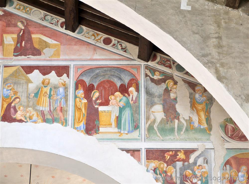Novara - Affreschi sulla metà destra dell'arcone della chiesa del Convento di San Nazzaro della Costa